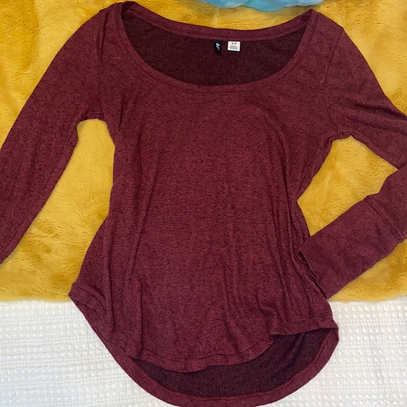 NEVER WORN UO LONG SLEEVE - Picture 3 of 6